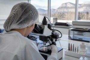 Cette entreprise française maîtrise une technologie que ni Apple ni Samsung n'ont encore réussi à dompter et qui pourrait peser 50 milliards d'euros en 2030 : les microLED